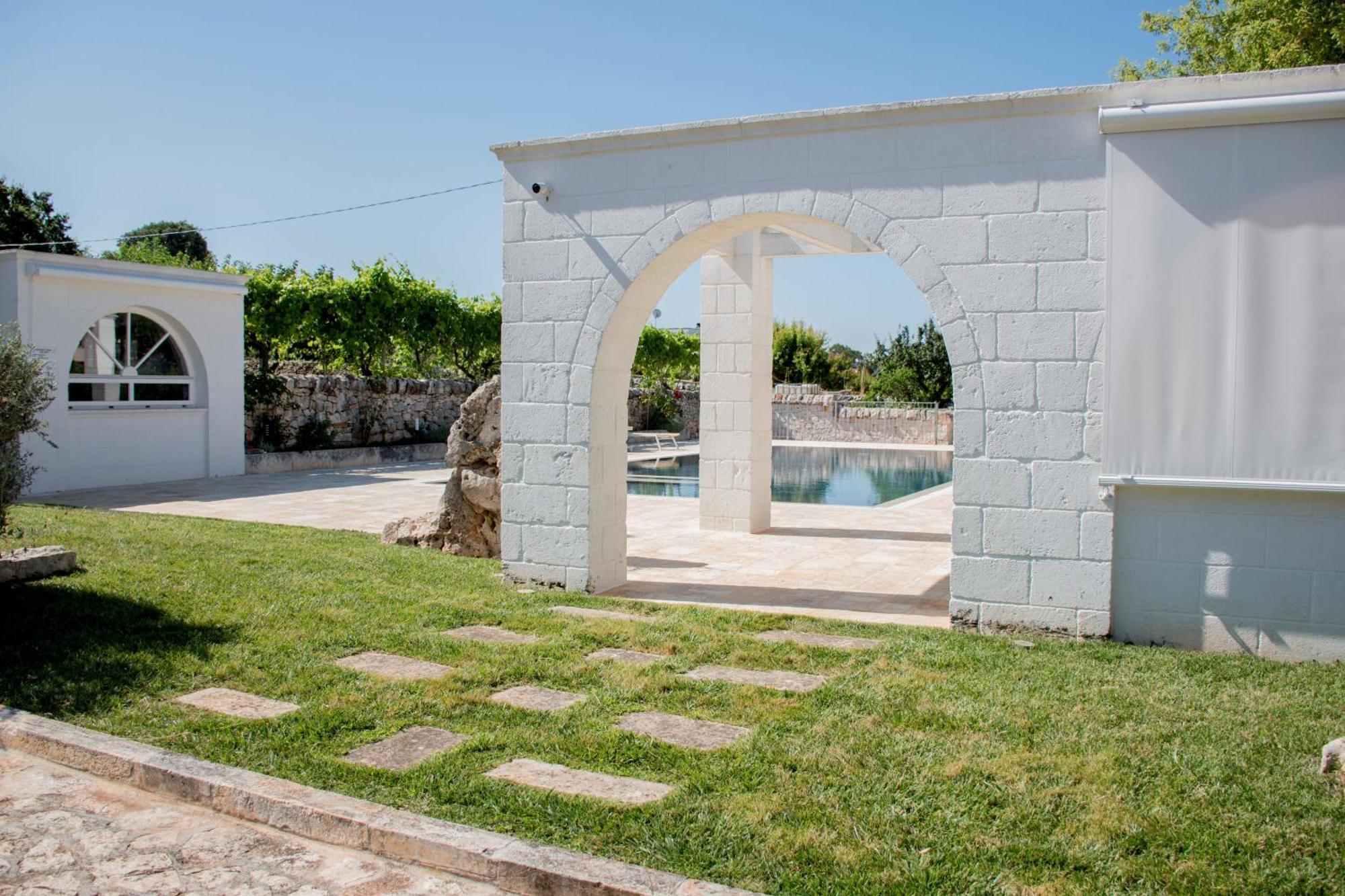 Trullo Cinquenoci Suite Locorotondo Bagian luar foto